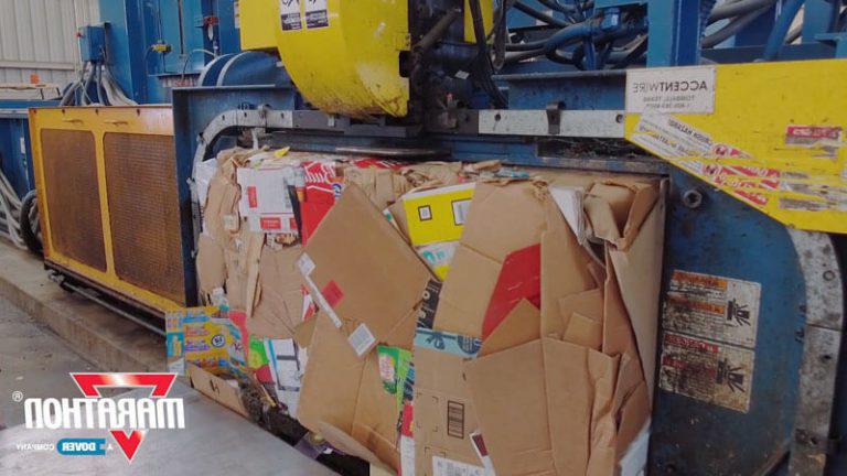 塔斯卡卢萨市阿拉巴马州回收中心的视频证明他们的纸板打包机